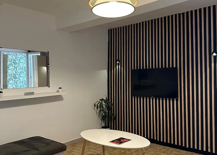 - 2 - Centre - Netflix 카르카손